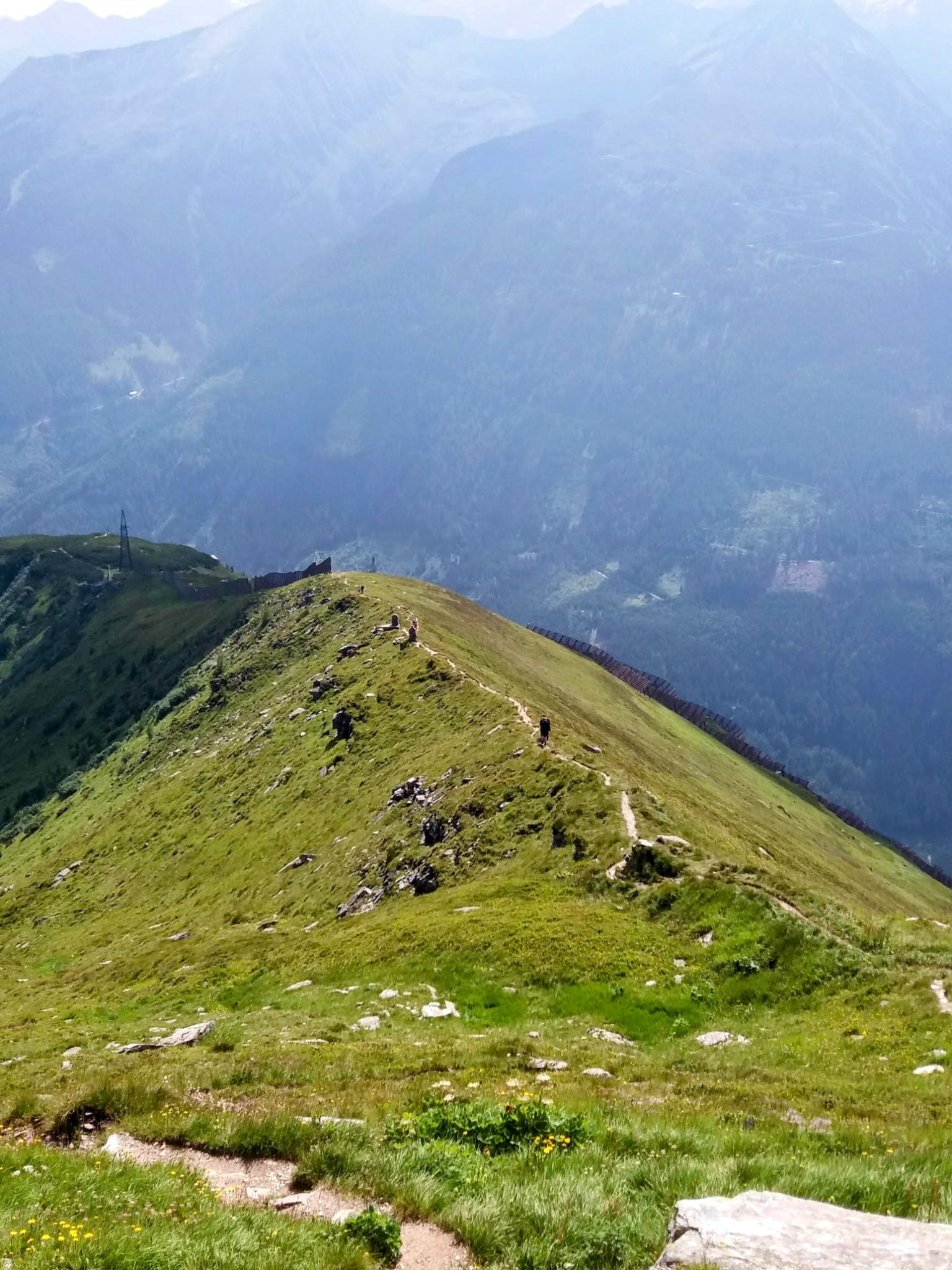 Vuoristomaisema ja mutkitteleva polku, joka johdattaa kohti uusia näkökulmia.