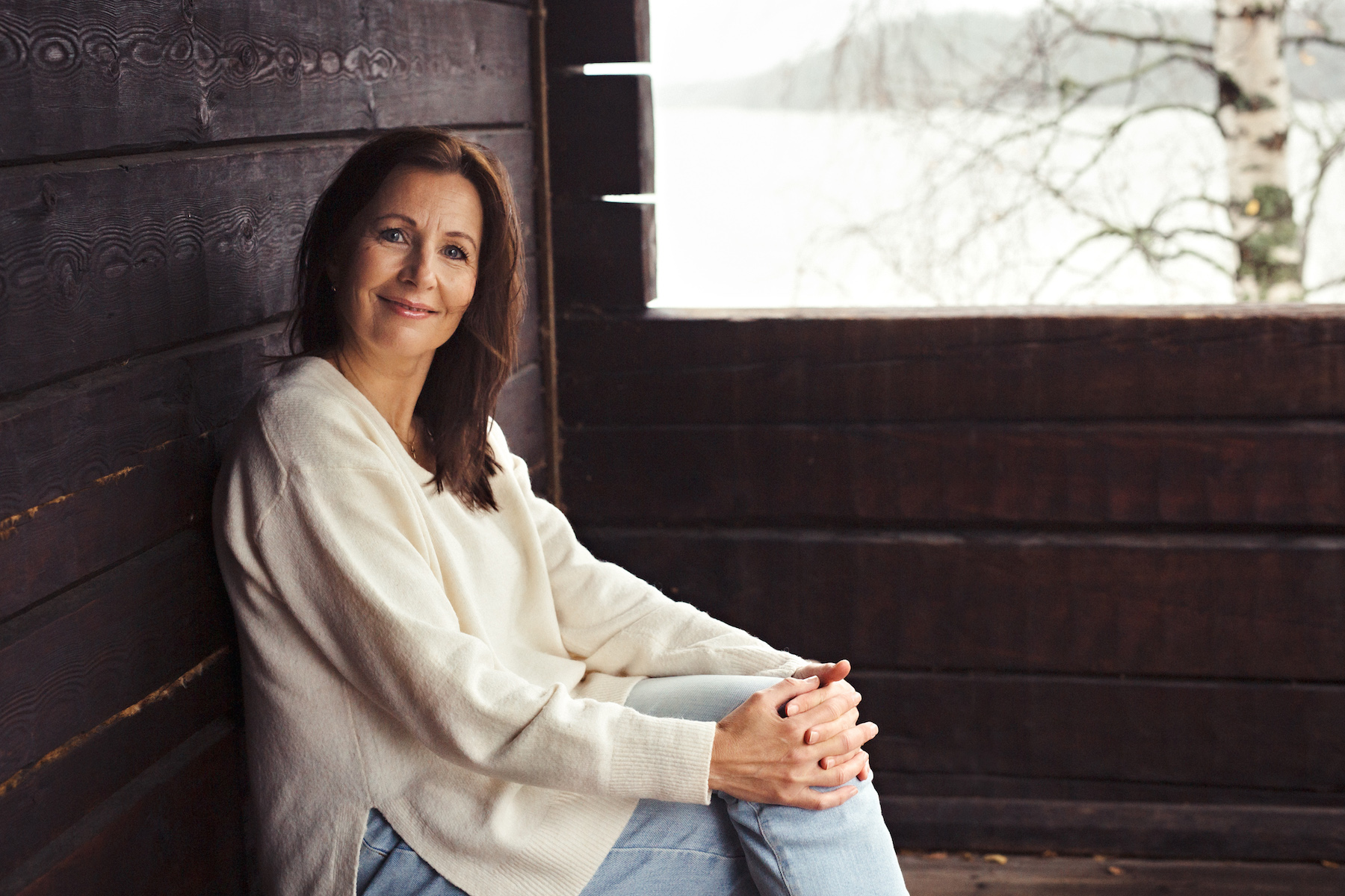 Kognitiivinen lyhytterapeutti Piia Pihlajamaa luonnon rauhassa puupenkillä