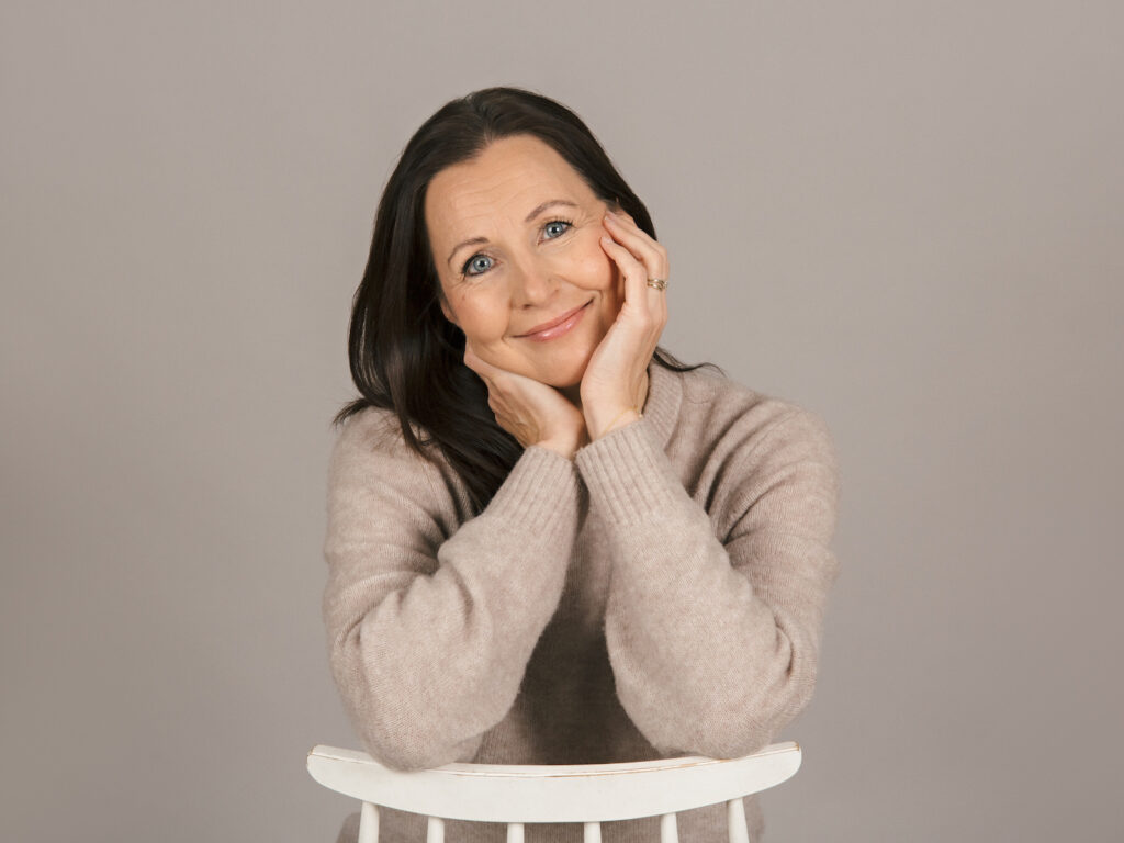 Kognitiivinen lyhytterapia – terapeuttisi Piia Pihlajamaa lempeässä ja rauhallisessa potrettikuvassa